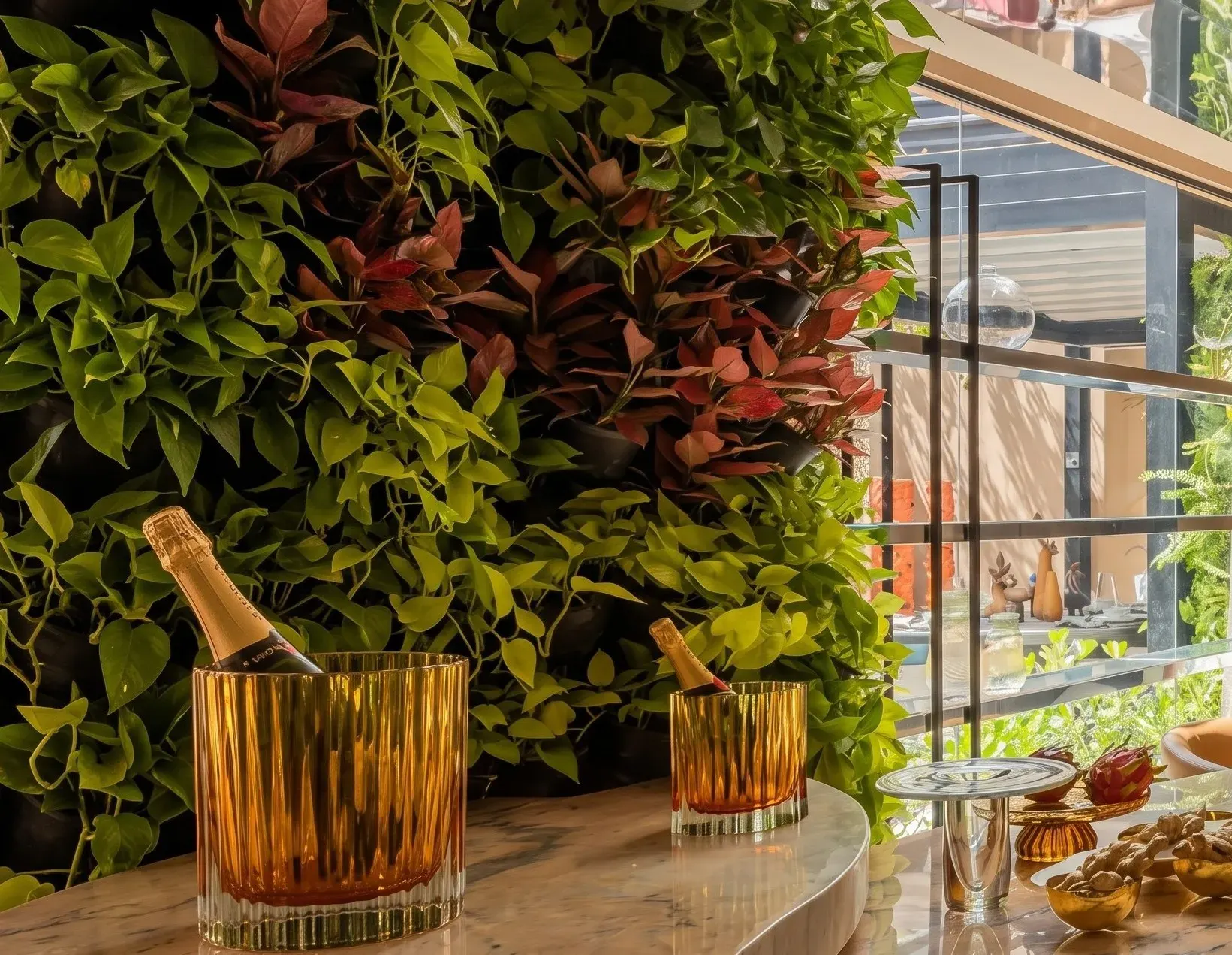 Bar junto ao jardim vertical