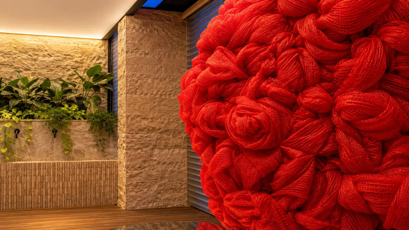 Lounge com escultura têxtil