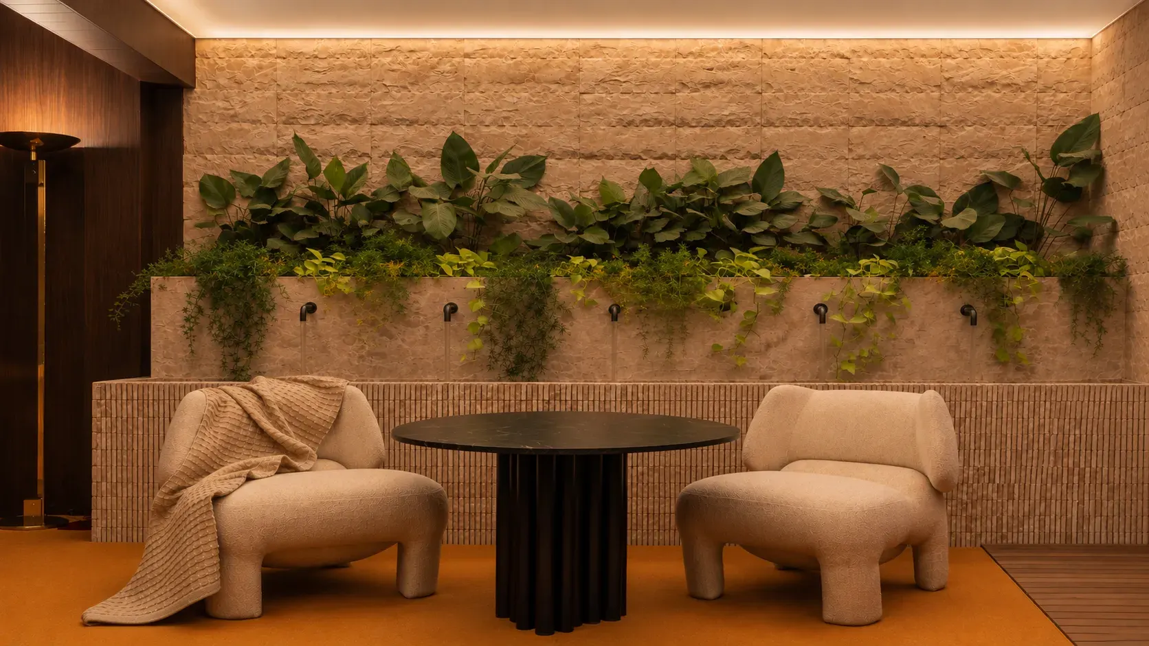 Lounge com verde e luz dourada