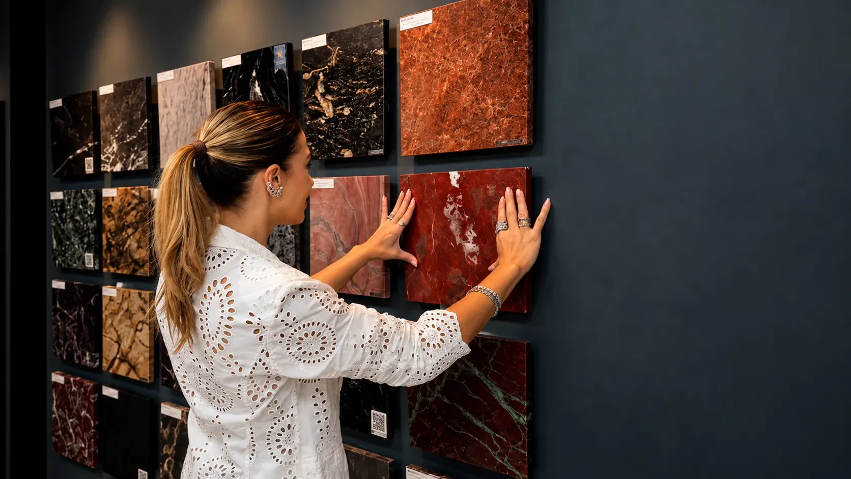 Seleção de pedras em showroom