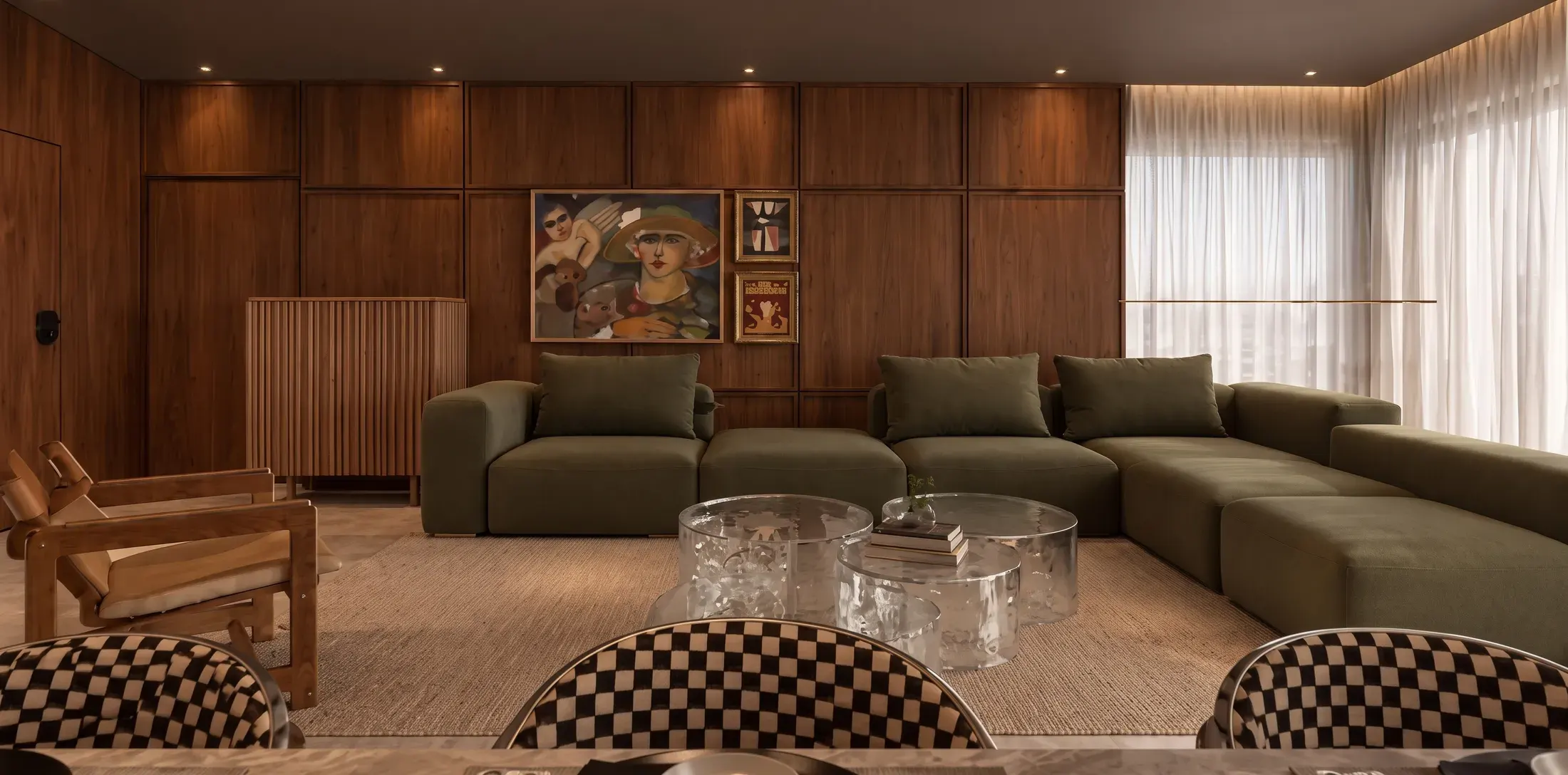 Sala de estar após a reforma, com painel de madeira e sofá verde