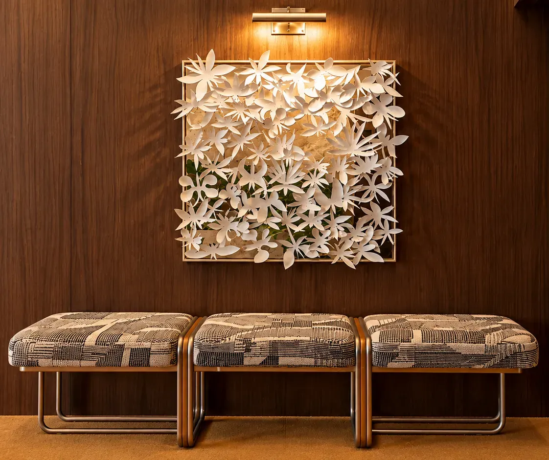 Banco trio e arte floral